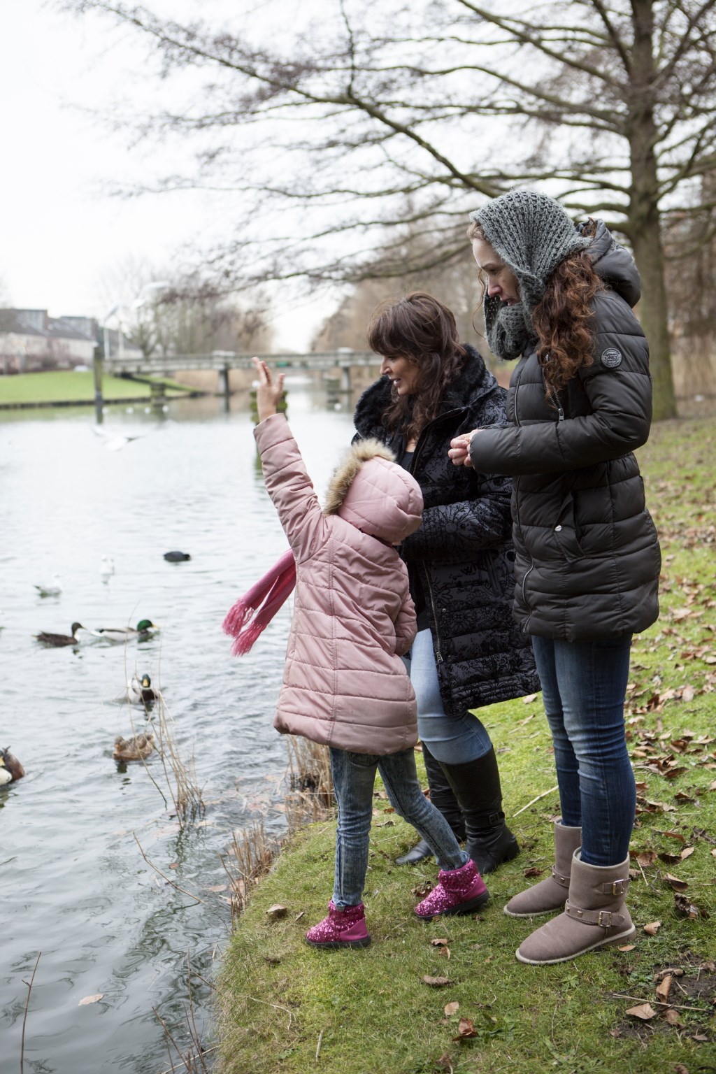 Gezin H-S + vrijwilliger. (foto: Humanitas LB)