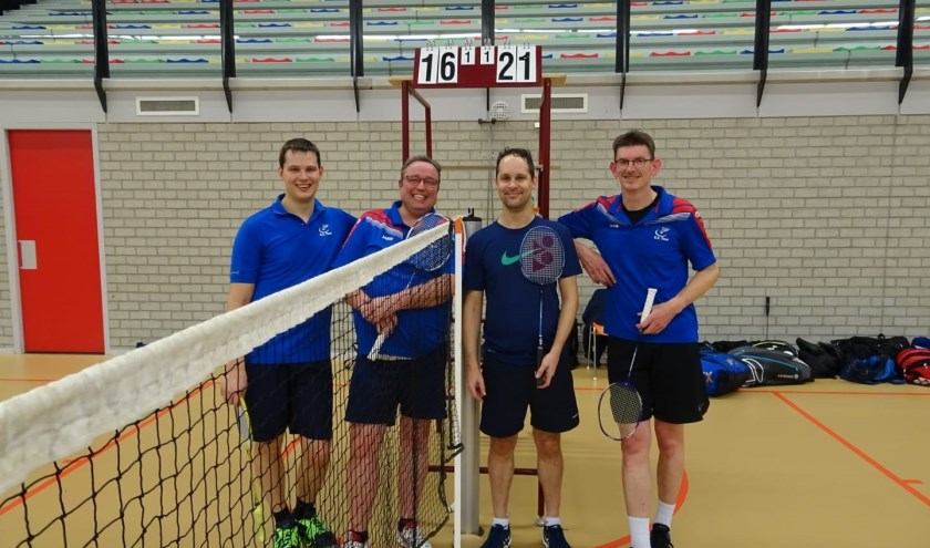 Martijn, Job, Jeroen en Berno voor het telbord met de eindstand van de derde set.