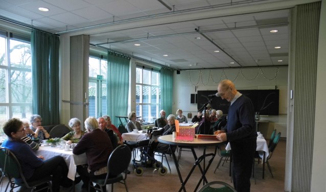 Leuk, zo’n gedicht van Toon Hermans. Hier wordt geconcentreerd naar geluisterd. (foto: Kitty Arends)