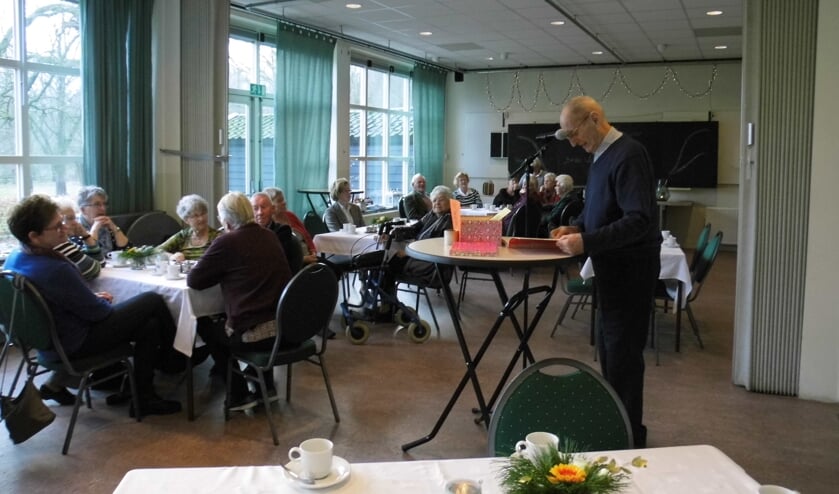 Leuk, zo’n gedicht van Toon Hermans. Hier wordt geconcentreerd naar geluisterd. (foto: Kitty Arends)