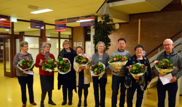 De jubilarissen kijken terecht blij en trots met hun onderscheidingen en bloemen. Van links naar rechts: An van der Spoel, Thea Thomassen, Thea Slagmeulen, Alies Rutgers, Rini Foeken, Piet van Breukelen, Vera van Breukelen en Maas Foeken. (foto: Fons Pieper)