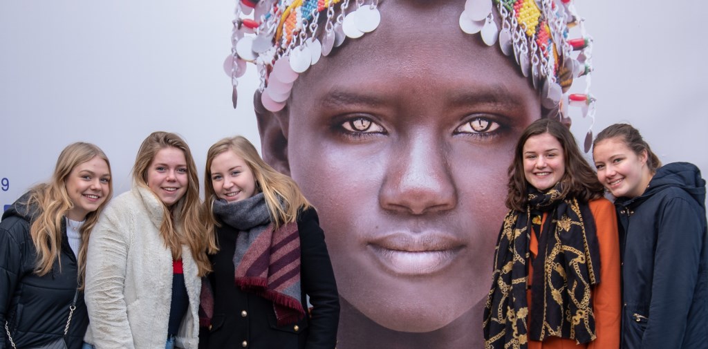 Als voorbereiding op hun reis naar Ethiopië bezochten Vera Veldkamp, Valerie Kramer, Suze Berendsen, Nikki Schuitemaker en Jill Wijnbergen (vlnr) het Afrika Museum om iets meer over de cultuur te weten te komen.