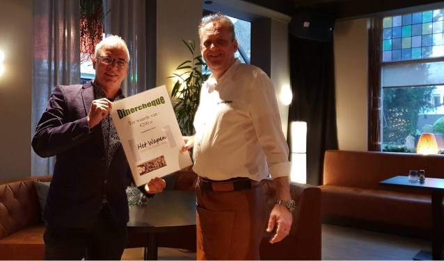 Simon Romijn (links) neemt de hoofdprijs in ontvangst uit handen van Wim Sip. (foto: Dory Reijnen)