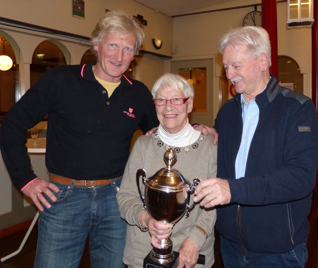 Nel Bolder en de winnaars Arie Sluijs en Axel Hoff. (foto: Piet Elshof)