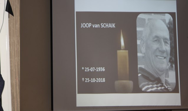 Links Jubilaris Hans de Hartog met voorzitten Frank van Schaik. Rechts postuum Joop van Schaik. (foto: Rick Dijkers)