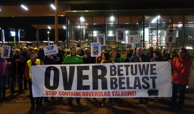 Bezorgde bewoners demonstreren tegen komst railterminal. (foto: Marij Feddema)