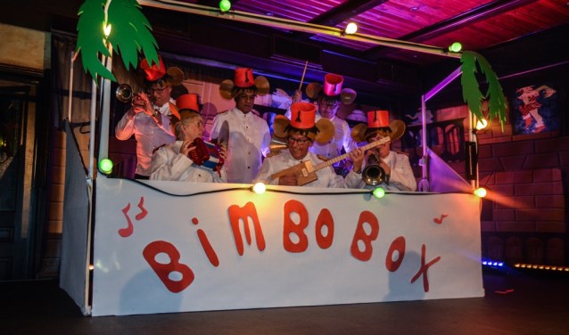 De vorige pronkzitting was een feest, met onder andere een optreden van AtotZ. (foto: Loes Bouwens)