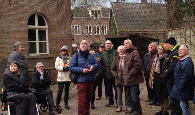 Stadsgids Frank Boerboom vertelt over de rijke historie van Zevenaar. (foto: Joke Koenen)