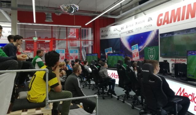 Jeugdspelers en supporters tijdens het eerste SDZZ FIFA-toernooi bij de Media Markt in Duiven. (foto: Diana Edwards Fotografie)