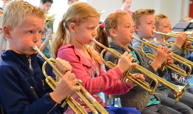 Kinderen spelen trompet. (foto: Bart Auceps)