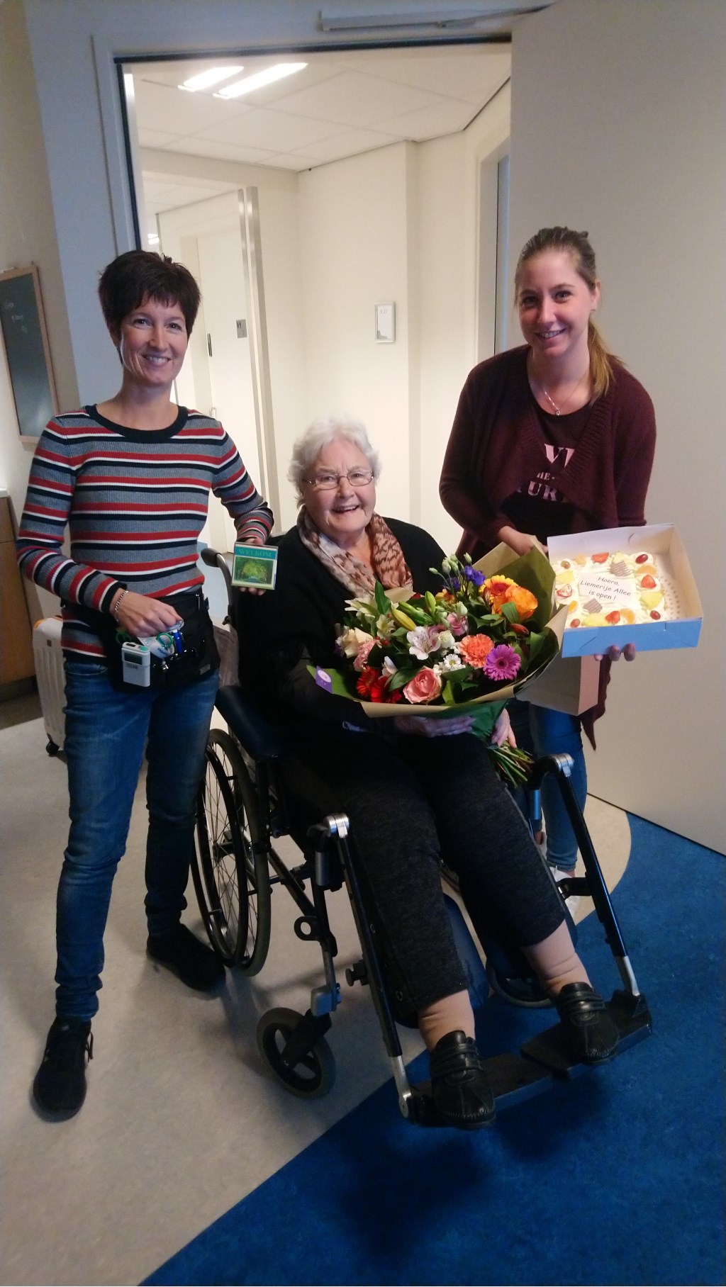 Bloemen en taart voor eerste cliënt Liemerije Allee