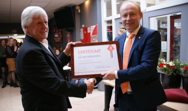 Wim Janssen ontvangt de KNVB onderscheiding. (foto: Ben Stellaard)