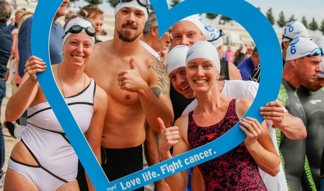 Enthousiaste zwemmers 1e editie Swim to Fight Cancer Nijmegen. (foto: Sjaak Snetselaar)