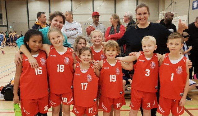 Van links naar rechts: Yasmin Steba, Sanne Welgraaf, Mara Scholten (achter), Anne Evers (achter), Jada van de Veer Mats Bárány, Niklas Mulder en Daan. De twee trainers: Maud Schotlen - De Vries en Sanne Rooding. (foto: Pigeons Basketbal)
