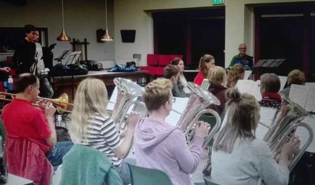 Orkest PWA aan het repeteren. (foto: Wouter Simons)