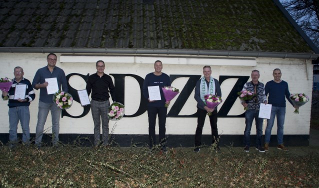 De jubilarissen van links naar re Nico Nieuwboer 25 jaar Willem-Jan Willemsen 25 jaar William Rijst 40 jaar Mark Terwisscha 40 jaar Bennard Diks 40 jaar Cor Leeflang 40 jaar Ton Bolk 41 jaar lid, vorig jaar niet gehuldigd. (foto: Diana Edwards Fotografie)
