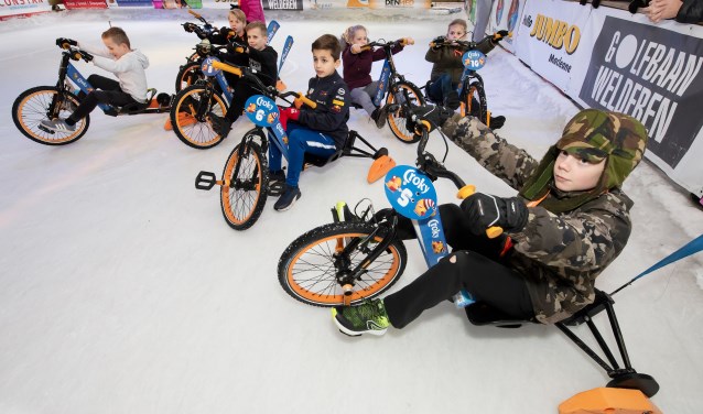 Lekker scheuren op de icebikes tijdens een uniek evenement dat het Winterfestijn dit jaar won: de Croky IceByk Challenge. (foto: Anja van Hunnik)