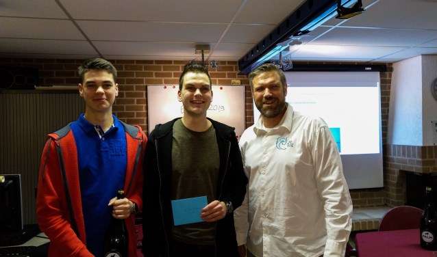 Foto: van links naar rechts: Stijn Palm (genomineerde), Silvan Buiting (duiker van het jaar), Wilbert Stapelvoort (voorzitter). (foto: PR Duikteam Sub Aqua Libera)