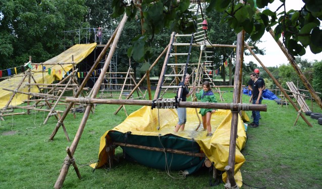 Overvliegen achter het clubgebouw. (foto: Scouting Zetten)