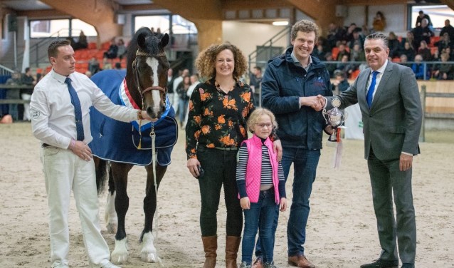 De familie Meerburg ontvangt de beker uit handen van NWPCS-voorzitter Piet Peters. (foto: Vivian Hesen Fotografie)