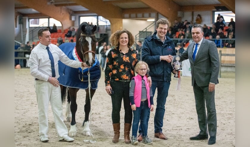 De familie Meerburg ontvangt de beker uit handen van NWPCS-voorzitter Piet Peters. (foto: Vivian Hesen Fotografie)