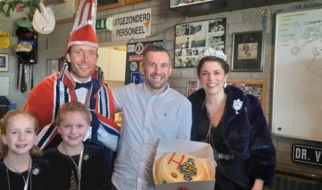 Siebe Klomp met de taart van Frans en Moniera. (foto: Thomas Hoekjan)