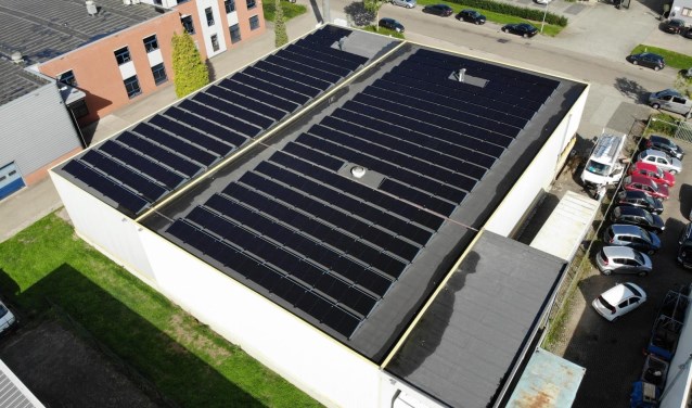 Zonnepanelen WatBeters op dak verhuisbedrijf Jacobs. (foto: Jacobs)