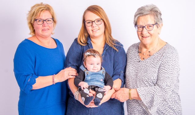 Oma Yvonne, moeder Nina met Zoë, overgroot-oma Sien. (Mariola fotografie)