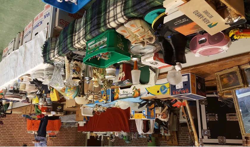 Rommelmarkt in dorpshuis Beatrix. (foto: Susan Jongeling)