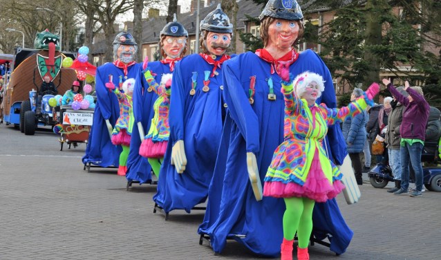 De Bemmelse optocht kent altijd een gevarieerd aanbod. Het publiek geniet steevast. (foto: Rezie Leenders)