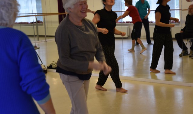 Docent en dansers in actie. (foto: Leonardus van Adrichem)