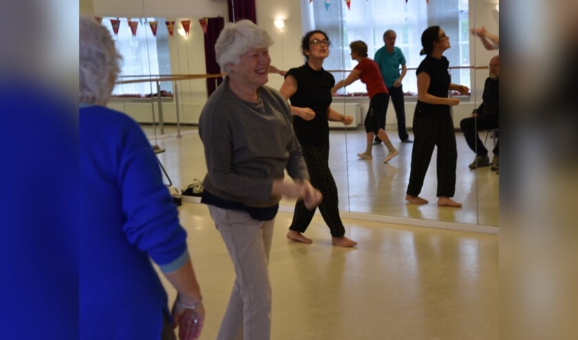 Docent en dansers in actie. (foto: Leonardus van Adrichem)