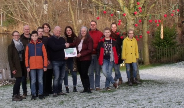 Ster-Appeltjesgratificatie van Univé aan ANBI Stichting Talento Metissimo.(foto: Toine Langerwerf Zeist)