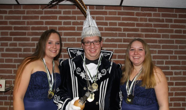 Prins Toon de Trucker met hofdames Raisa en Lisanne. (foto: Suzanne Broekhuizen)
