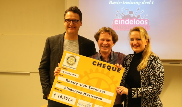 Ignar Rip (midden) krijgt uit handen van Henk Vellekoop en Lilianne Leenders van Rotary Liemers de cheque voor het project Eindeloos Musiceren. (foto: Rotary Zevenaar)