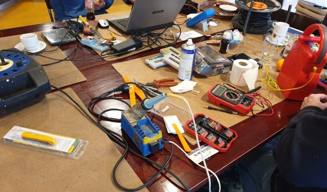 Elektronica ter reparatie. (foto: Peter Duteweerd)