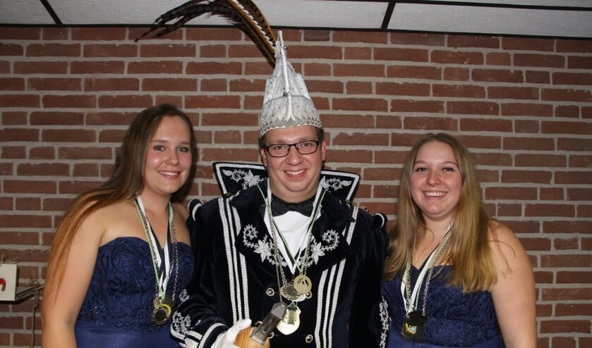 Prins Toon de Trucker met hofdames Raisa en Lisanne. (foto: Suzanne Broekhuizen)