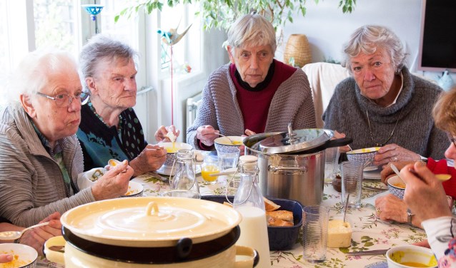 Deelnemers Eshof aan 'De Soeptafel'. (foto: Edwin Kettelerij)