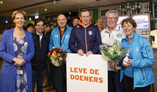 Erna van der Wielen en Matthias Meijer worden door minister Bruins en gedeputeerde Markink in het zonnetje gezet. (foto: Niels Sparnaaij/Foto Mireat)