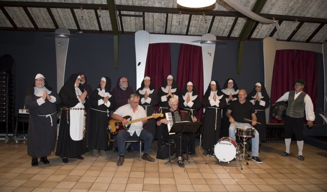 Groepsfoto Sister act. (foto: Van Beek Dodewaard)