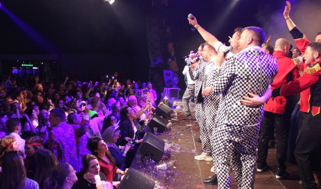 Winnaars Schlagerfestival Da Krült met hun schlager 'Zuuperhéld. (foto: Peter Hendriks)