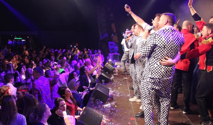 Winnaars Schlagerfestival Da Krült met hun schlager 'Zuuperhéld. (foto: Peter Hendriks)
