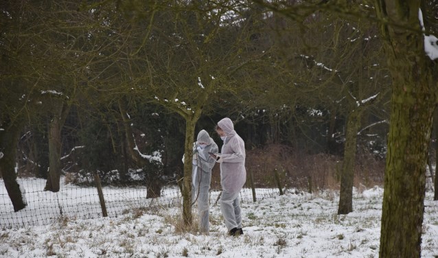 Een crime scene met een lijk, verdachten, de politie en echt bewijsmateriaal zijn de ingrediënten van het Avontuur van 21 middelbare scholieren van Quadraam. Zij leren hoe ze een moord oplossen. (foto: Twan Kasterop)
