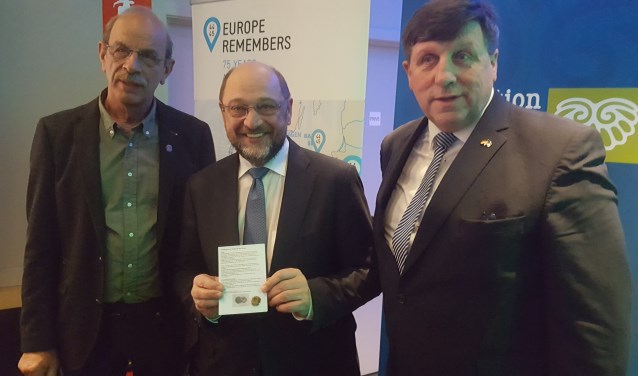 Martin Schulz ontvangt de Marigold van Martien van Hemmen en Ulrich Francken. (Euregio Rijn Waal) (foto: Jan in 't Hout)