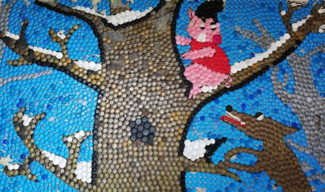 Plastic doppenmozaïek gemaakt door school in Hodod.