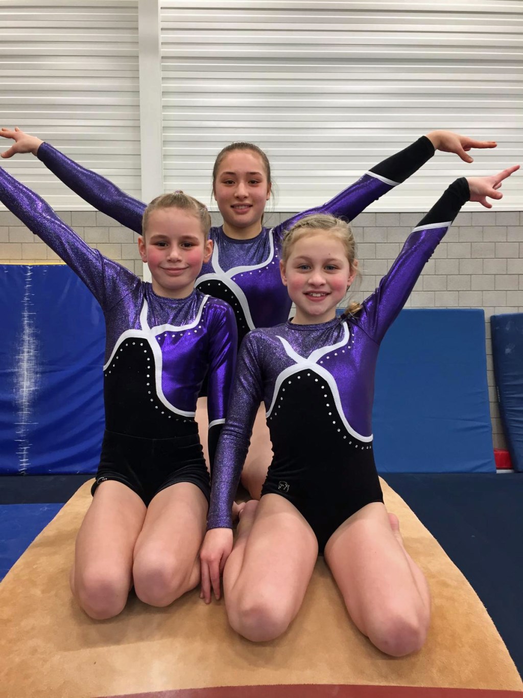 Elisa, Dewi en Jade in de Nijmeegse turnhal