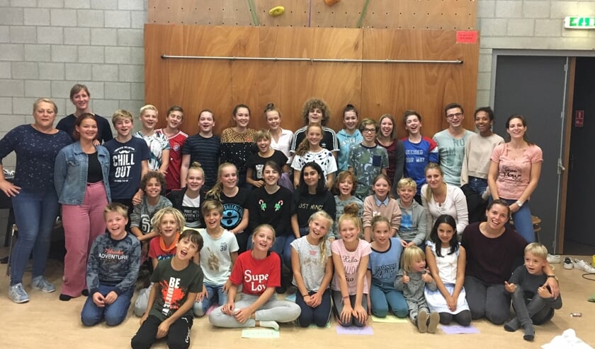 De 32 kinderen en begeleiding tijdens het kennismakingskamp in september. (foto: Theater Kees)