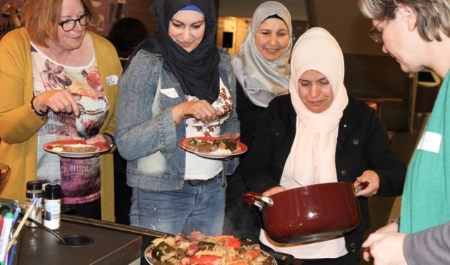 Feestelijk samenzijn met Nederlandse en internationale dames tijdens Internationale Vrouwendag in Didam. (foto: Rotaryclub Zevenaar)