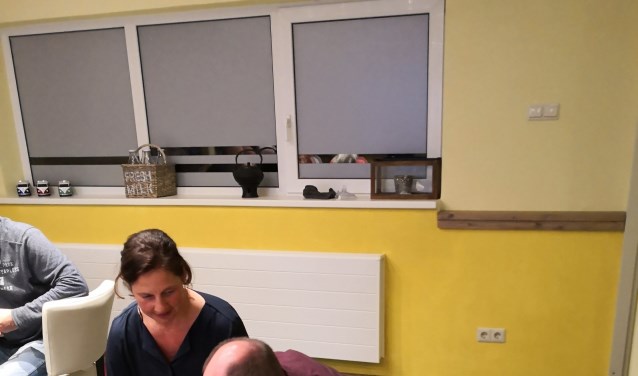 Terwijl Guido van Loenhout is begonnen met reanimeren heeft Helen van Zwam de AED opgehaald om die aan te kunnen sluiten zodra dat nodig is. (foto: Peter Frankenmolen)