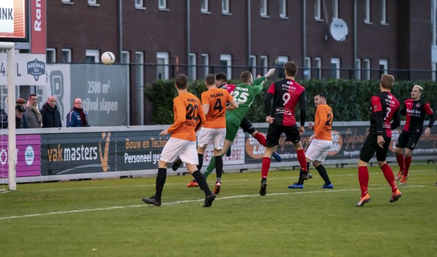 Ruben Rodrigues van De Treffers ,kopt voor de keeper Ramon Nijland van HHC Hardenberg 1-0. (foto: Jan Peters)